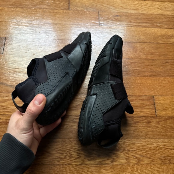 Womens All Black Nike Hurache Shoes - Picture 6 of 10